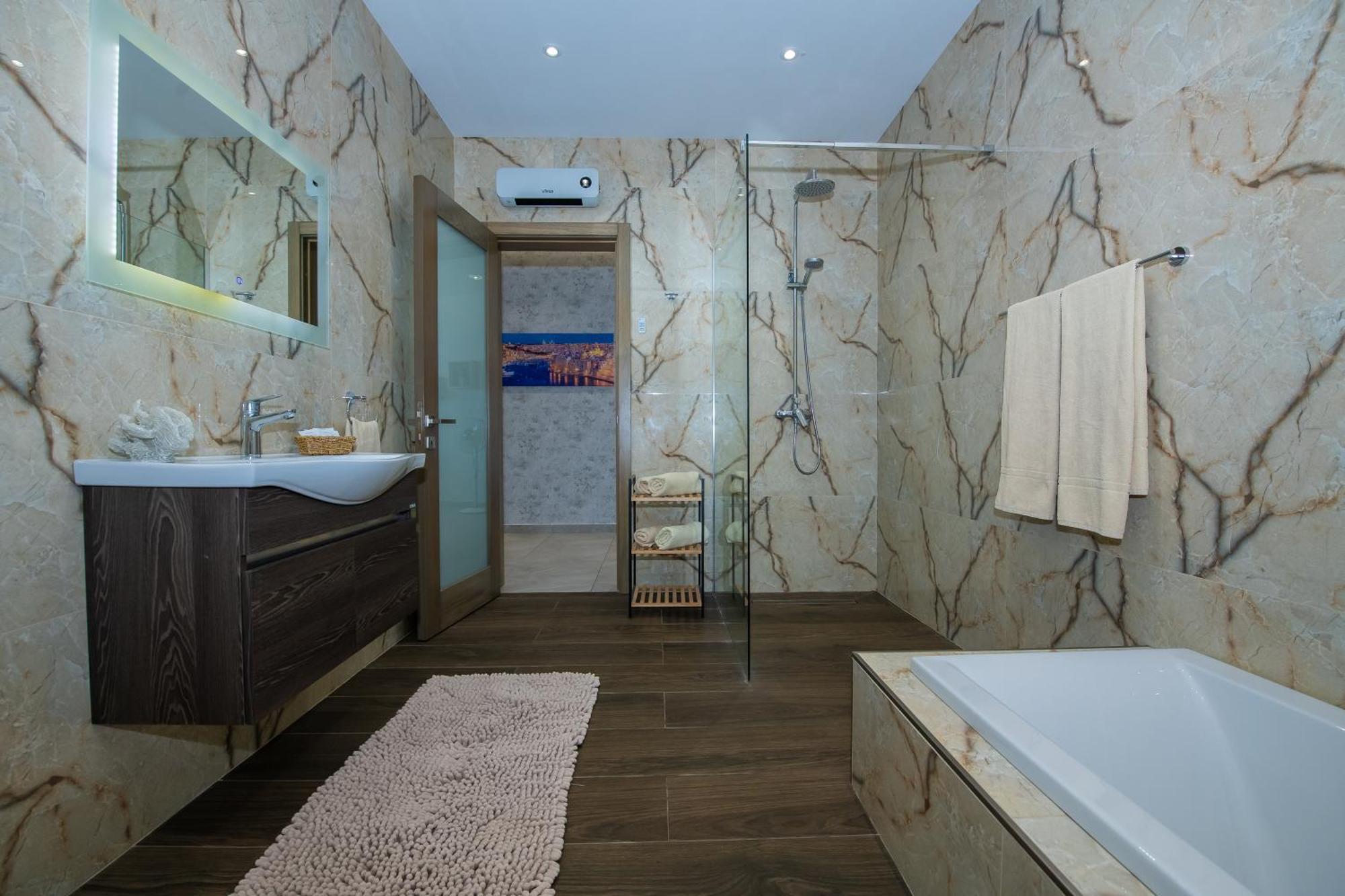Clifftop Modern Apartment Мелліха Екстер'єр фото
