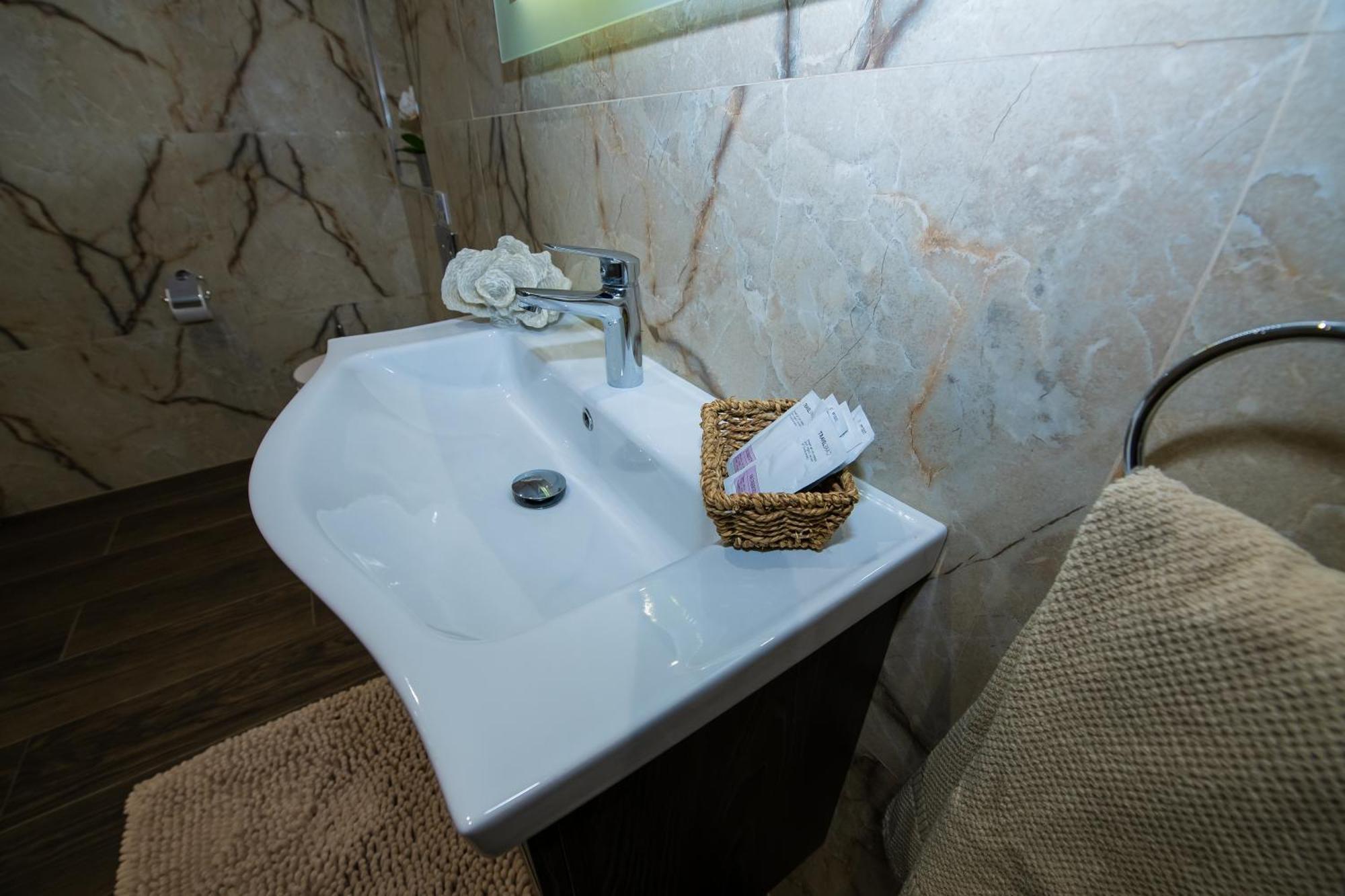 Clifftop Modern Apartment Мелліха Екстер'єр фото