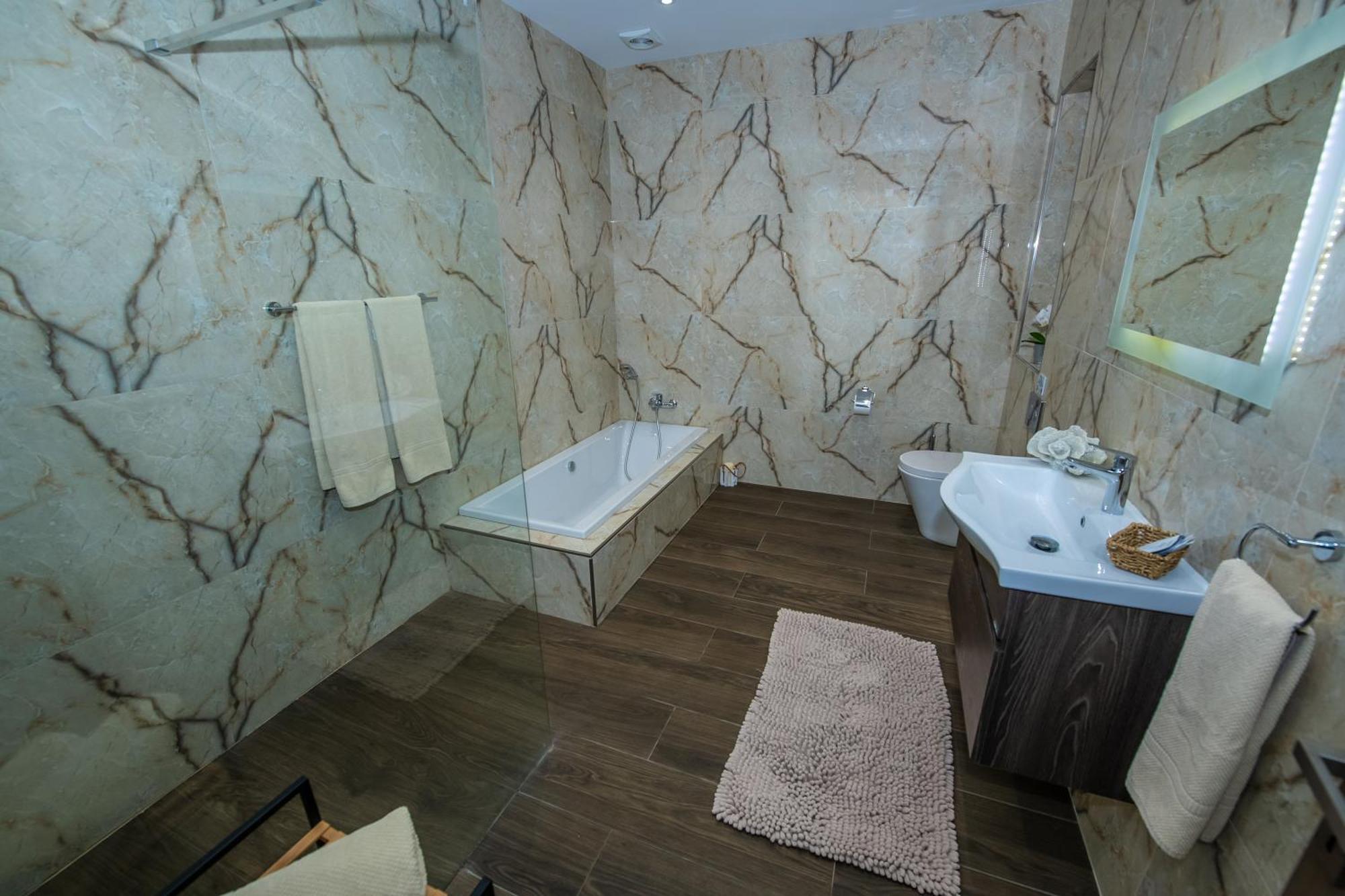 Clifftop Modern Apartment Мелліха Екстер'єр фото