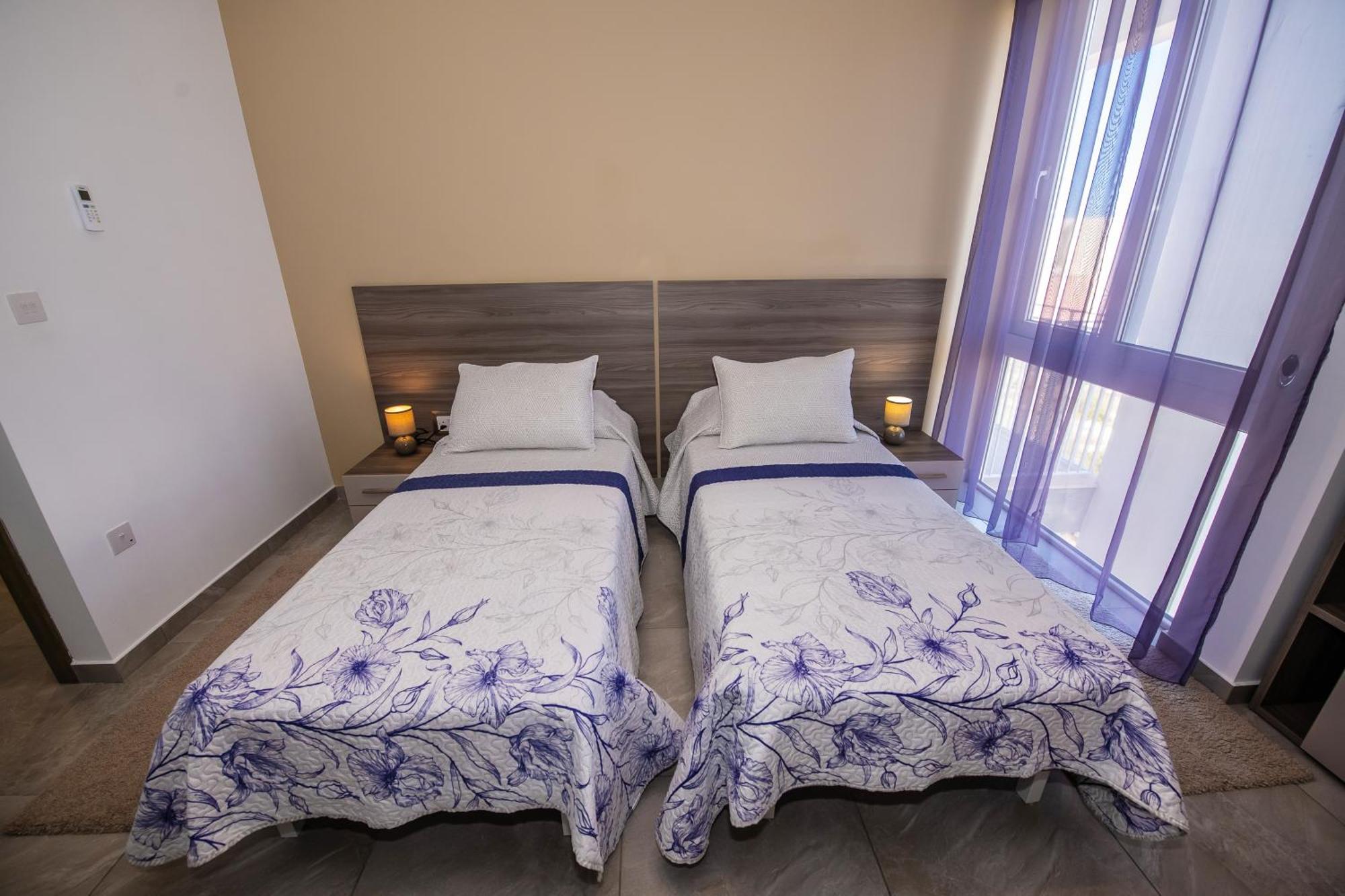 Clifftop Modern Apartment Мелліха Екстер'єр фото