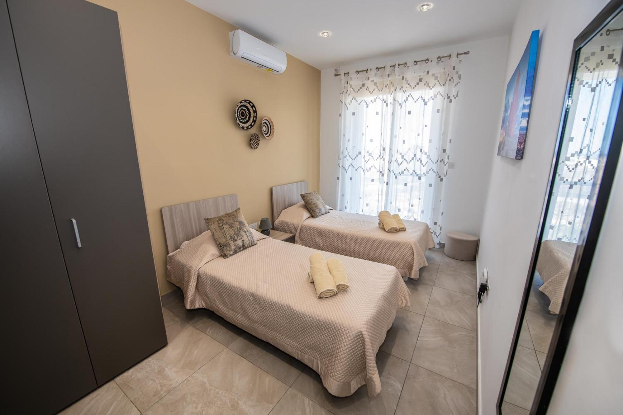 Clifftop Modern Apartment Мелліха Екстер'єр фото