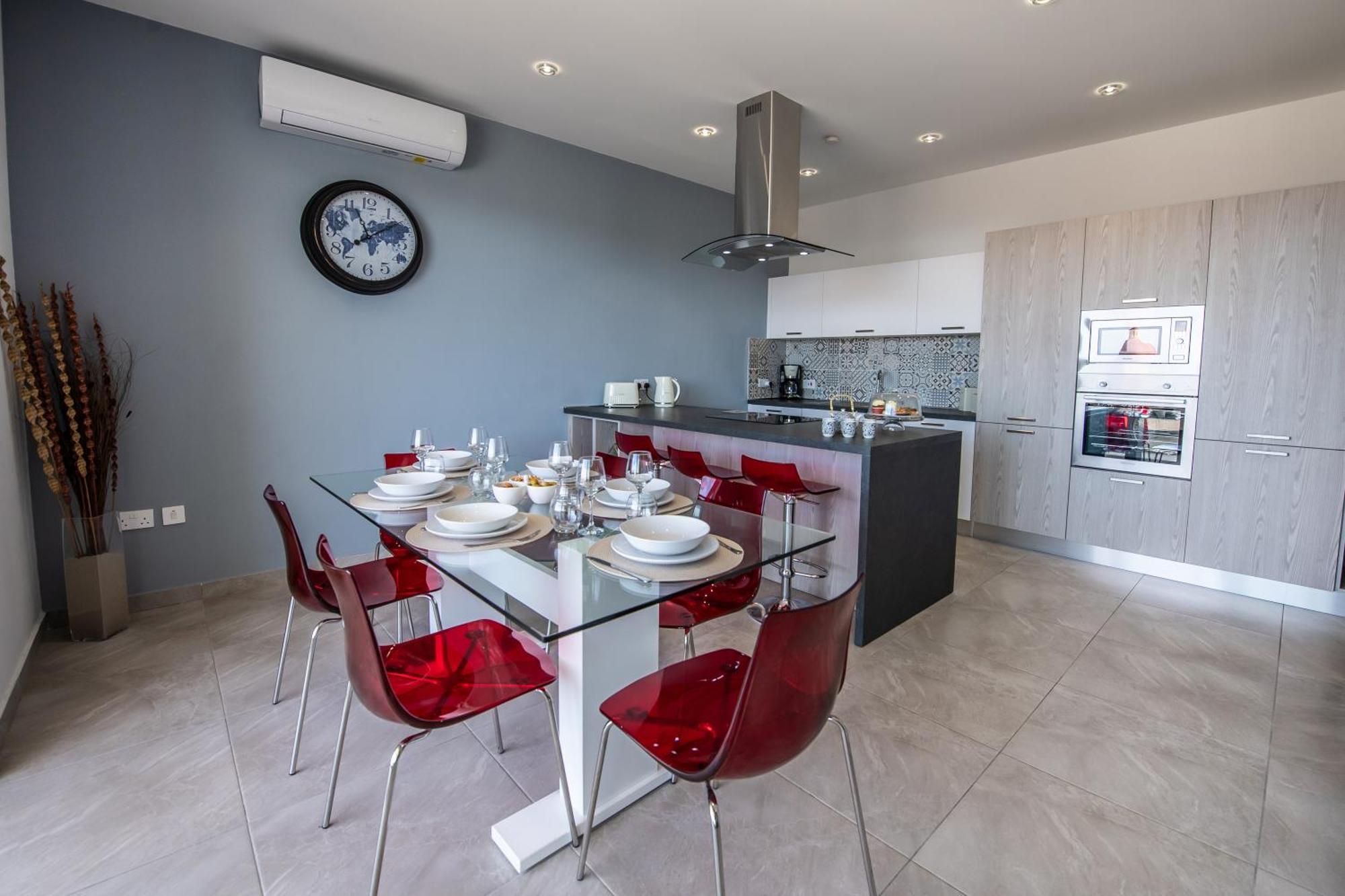 Clifftop Modern Apartment Мелліха Екстер'єр фото