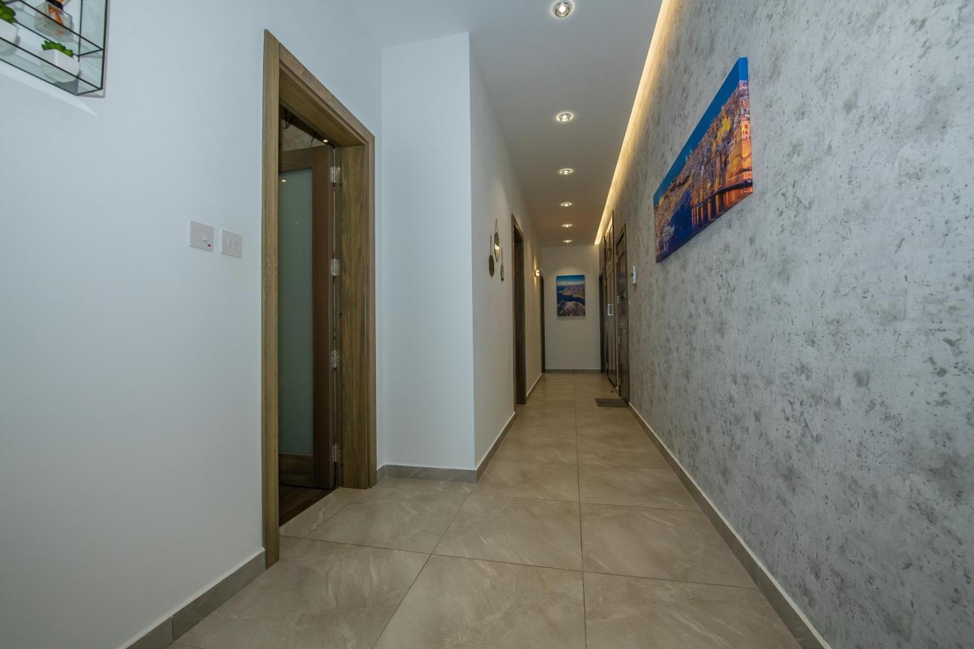Clifftop Modern Apartment Мелліха Екстер'єр фото