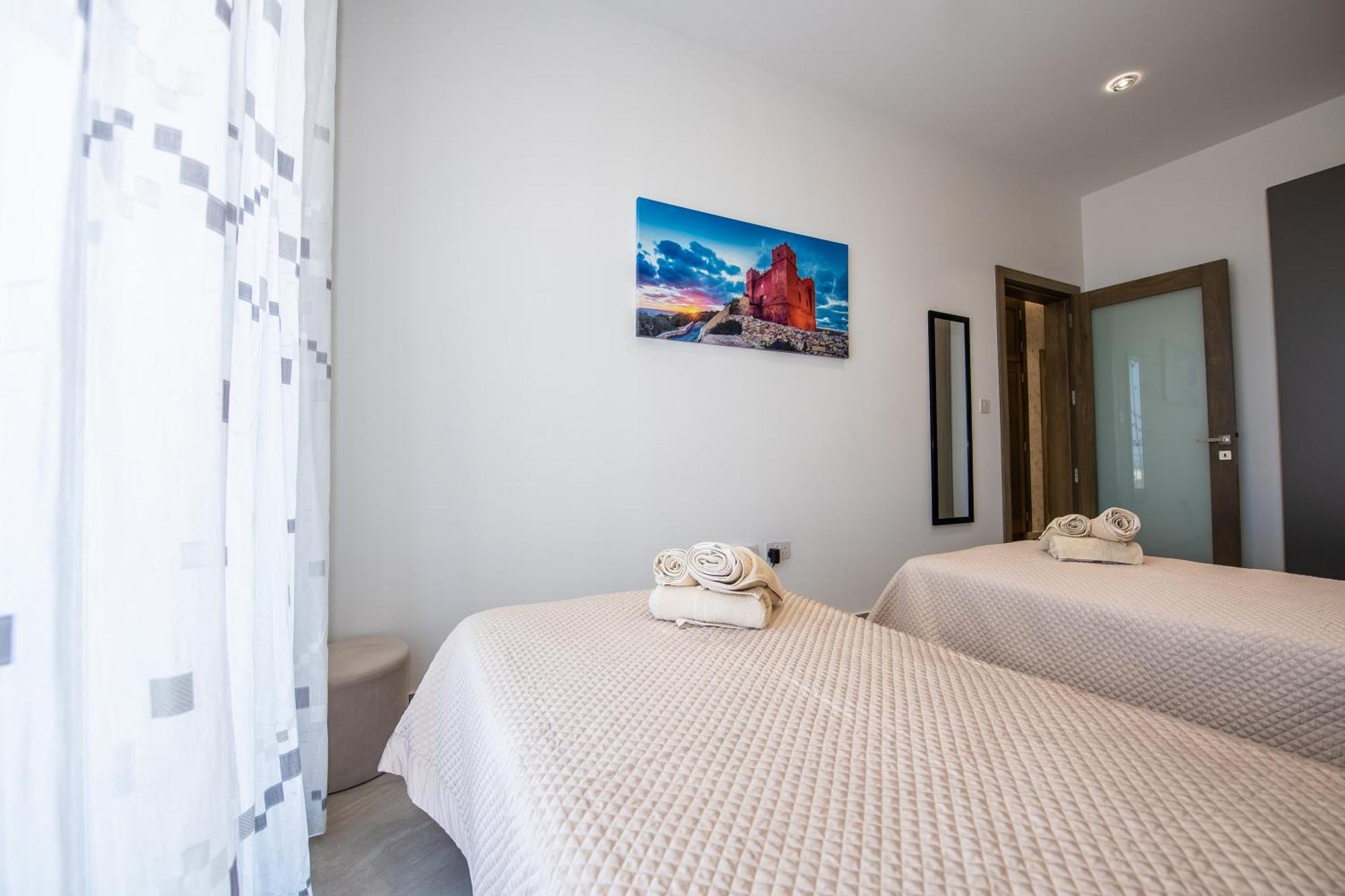 Clifftop Modern Apartment Мелліха Екстер'єр фото