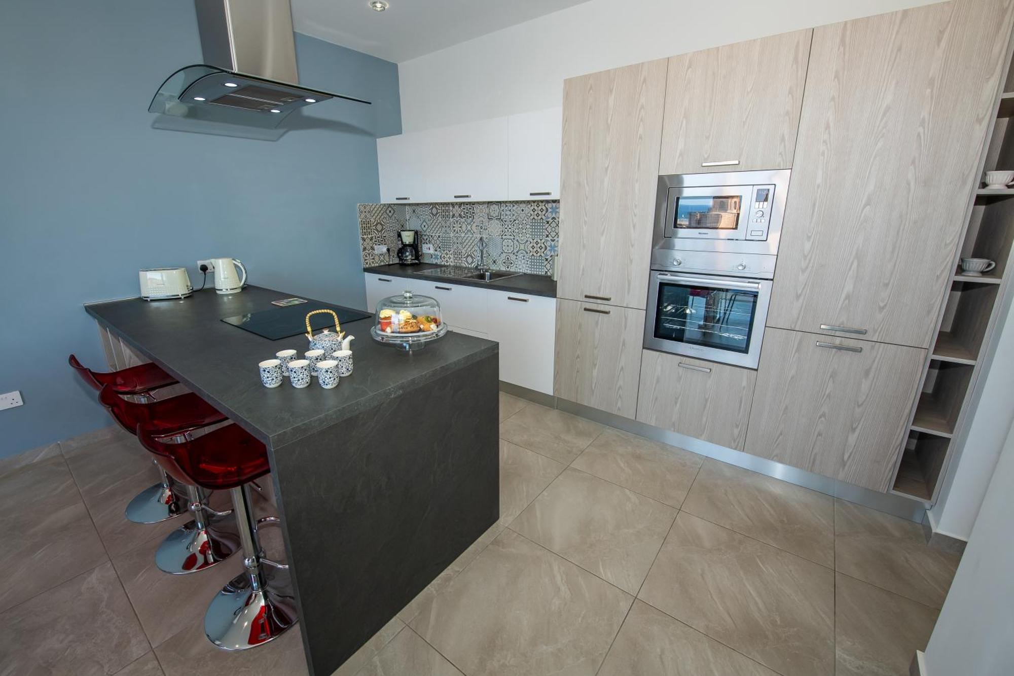 Clifftop Modern Apartment Мелліха Екстер'єр фото