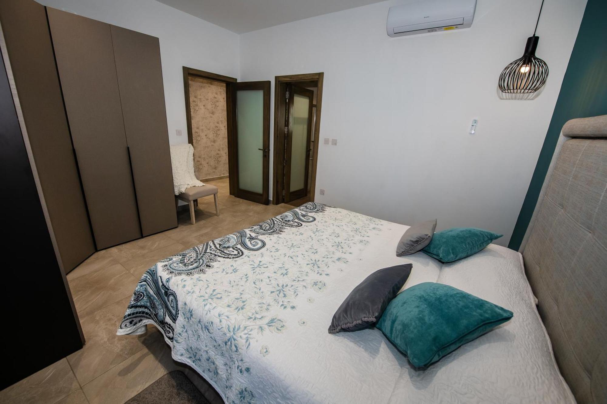 Clifftop Modern Apartment Мелліха Екстер'єр фото